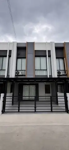 ให้เช่าทาวน์โฮม 2 ชั้น โครงการ พลีโน สุขุมวิท บางนา4 4 ห้องนอน 3 ห้องน้ำ 1 ห้องครัวต่อเติมระบบปิด 1 สวนหลังบ้าน  2 ที่จอดรถ